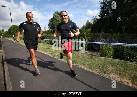 Les coureurs passent un cordon de police autour de la reine Elizabeth Jardins en Salisbury, près d'Amesbury où la lutte contre le terrorisme la police a ouvert une enquête après qu'un couple a été laissé dans un état critique lorsqu'ils ont été exposés à une substance mystère. Banque D'Images