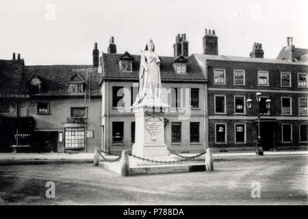 Anglais : Friar Street, Reading, ch. 1888. La statue de la reine Victoria se trouve dans le centre de la photographie et, derrière elle, les bâtiments sur le côté sud de la rue : nos 168-167 (Sims et compagnie, poissonniers) ; no 166 (Mme. Frances Hawley, pâtisserie, le magasin dispose d'un bow-window) ; no 165 (terres arides, fils et Thorowgood, procureurs) ; no 164 (Charles Smith, architecte). 1880-1889 : photographie par H. W. narguer ; verre négatif, n° 6883 Case 22. 1888 Rue 33, lecture, c. 1888 Banque D'Images