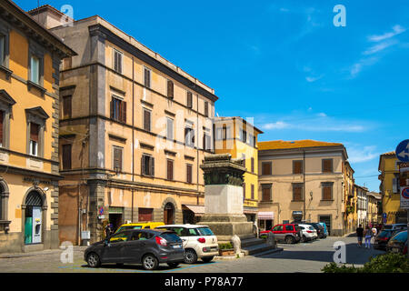 Bagnoregio, Latium / ITALIE - 2018/05/26 : centre historique de Bagnoregio vieille ville avec la place Piazza Cavour Banque D'Images