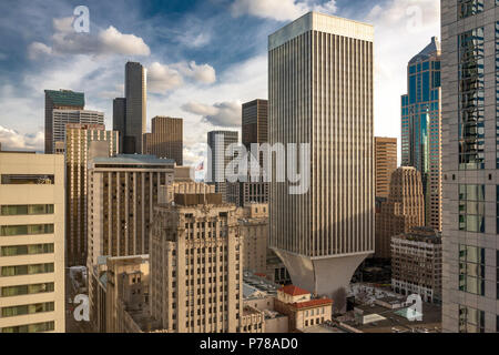 Rainier Tower situé dans le centre-ville de Seattle, gratte-ciel conique qui semble presque être à l'envers ou inversé, Seattle, WA, États-Unis Banque D'Images