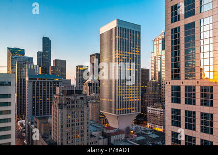 Rainier Tower situé dans le centre-ville de Seattle, gratte-ciel conique qui semble presque être à l'envers ou inversé, Seattle, WA, États-Unis Banque D'Images