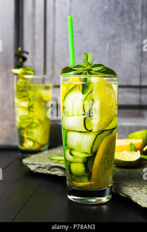 Alimentation boisson de l'eau avec le concombre, la menthe et le citron dans le verre Banque D'Images