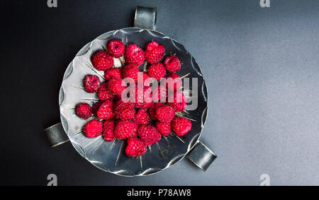 Fruits framboise foncé sur un bol vue supérieure Banque D'Images