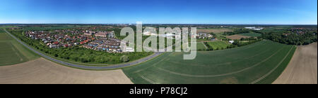 Panorama haute résolution de champs, prairies et un petit village dans le nord de l'Allemagne, vue aérienne, fait avec drone Banque D'Images