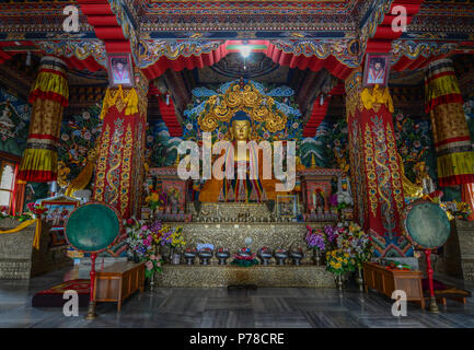 Bodhgaya, Inde - Juillet 9, 2015. Intérieur du temple bouddhiste bhoutanais à Bodhgaya, en Inde. Bodhgaya est le plus vénéré de tous les sites sacrés bouddhistes. Banque D'Images