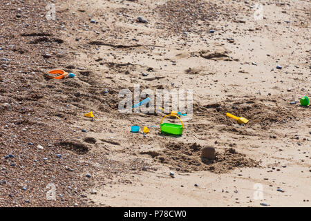 Aire des seaux et des pelles laissées sur une plage, uk Banque D'Images