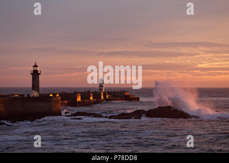 La bouche de la rivière Douro jetées du port et les phares au crépuscule orange Banque D'Images