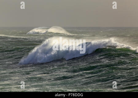 Les vagues de vent de l'océan de la pulvérisation. La côte portugaise en automne. Banque D'Images