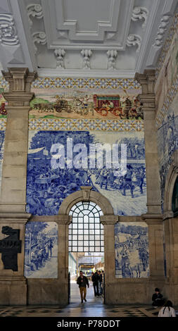 Porto, Portugal - mars 4, 2015 : la gare de São Bento avec de célèbres carreaux, installé entre 1905 et 1906 par l'artiste Jorge Colaco. Banque D'Images