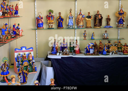 Vila do Conde, Portugal - 6 août 2014 : très petites figures de la céramique portugaise, Estremoz (Alentejo) en vente à la foire artisanale annuelle de Vila do Banque D'Images