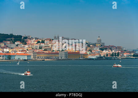 Vue sur les toits de la ville de Lisbonne avec des bateaux (cacilheiros) sur le Tage ; Concept pour voyager au Portugal et visiter Lisbonne Banque D'Images