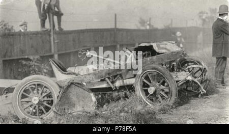 Anglais : l'épave d'automobile, qui s'est écrasé pendant la course du Grand Prix d'Amérique 1912 En fr:Milwaukee, Wisconsin ; peut-être Mercedes # 35, dans quel pilote Ralph DePalma a été gravement blessé. 5 octobre 1912 67 voiture accidentée 1912 Grand Prix américain Milwaukee Banque D'Images