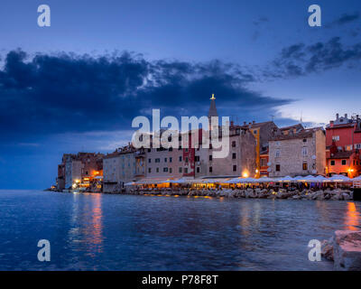 Vue sur Rovinj la nuit, Istrie, Croatie, Europe Banque D'Images