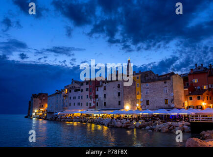 Vue sur Rovinj la nuit, Istrie, Croatie, Europe Banque D'Images