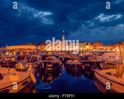 Vue sur le port de Rovinj la nuit, Istrie, Croatie, Europe Banque D'Images