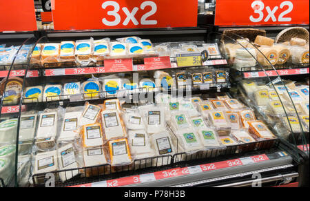 Trois pour deux offre signe sur fromages en supermarché Carrefour en Espagne Banque D'Images