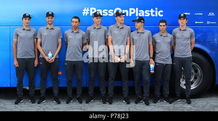 L'équipe Sky's (de gauche à droite) Gianni Moscon, Wout Poels, Egan Bernal, Chris Froome, Luke Rowe, Michal Kwiatkowski, Jonathan Castroviejo, Geraint Thomas au cours de l'équipe Sky Media Event à Saint-Mars-la-Reorthe, France. Banque D'Images