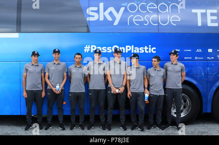 L'équipe Sky's (de gauche à droite) Gianni Moscon, Wout Poels, Egan Bernal, Chris Froome, Luke Rowe, Michal Kwiatkowski, Jonathan Castroviejo, Geraint Thomas au cours de l'équipe Sky Media Event à Saint-Mars-la-Reorthe, France. Banque D'Images