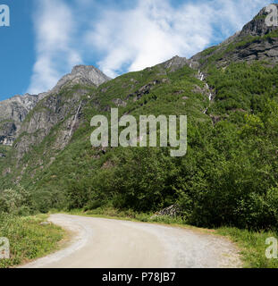 Vélo de route de gravier au-dessus de Loen, Norvège Banque D'Images