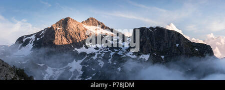 Panorama du Pic Negre de Joclar au coucher du Soleil prises de près du refuge de Rulhe sur le GR10 randonnée à pied. La montagne enneigée est pris dans la lumière du soleil. Banque D'Images