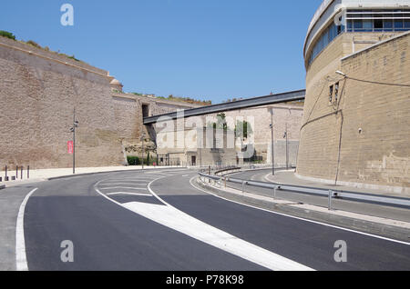 Marseille, le Fort St Jean, et moderne passerelle sur Avenue Vaudoyer, qui la relie à l'arrondissement historique le panier dans le cadre du complexe MuCEM Banque D'Images