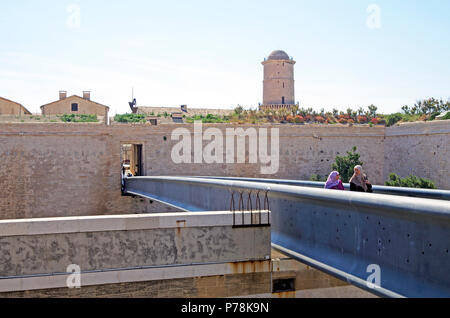 Marseille, spectaculaire pont piétonnier, une partie de l'MuCEM complexe, reliant le Fort St Jean avec l'historique Le quartier du Panier Banque D'Images