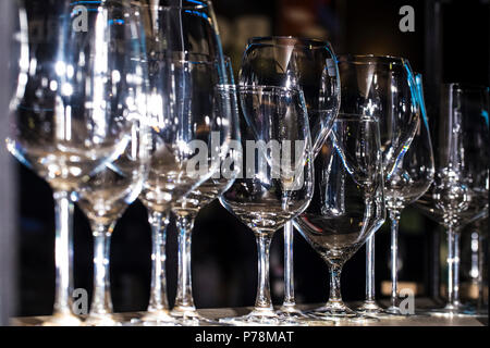 Verres vides de boissons différentes, image de fond Banque D'Images