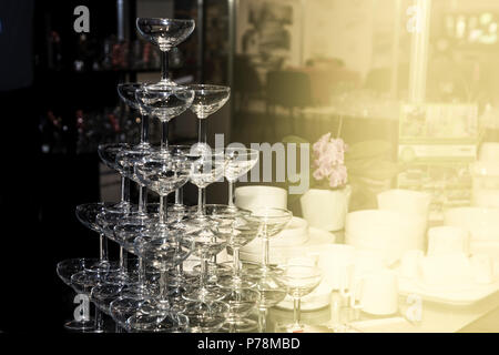 Verres vides de boissons différentes, image de fond, empilés les uns sur les autres Banque D'Images