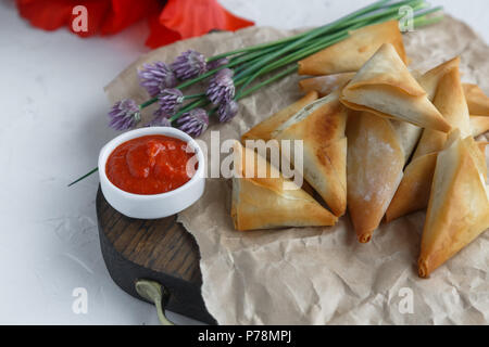 Délicieuses tartes pâte filo avec pomme de terre et thon Banque D'Images