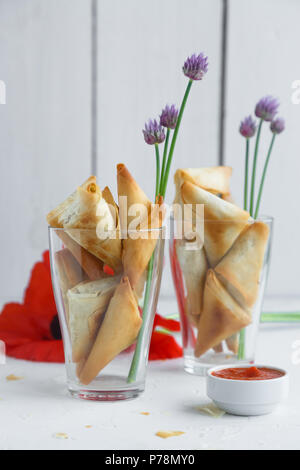 Feuille de Brick de délicieuses tartes à la feta et aux épinards Banque D'Images