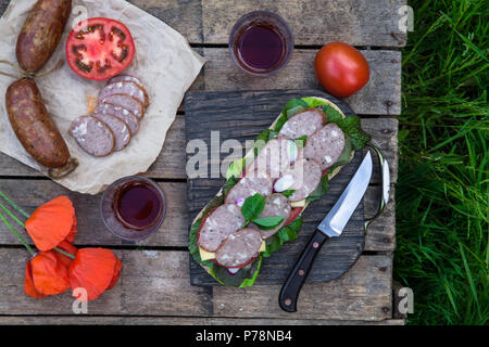 Sandwich avec des tranches de saucisse, tomate et laitue, vue du dessus Banque D'Images