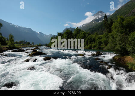 Oldeelva River près de Olden, Norvège Banque D'Images