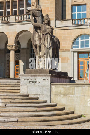 Zurich, Suisse - 30 juin 2018 : la sculpture à l'entrée du bâtiment principal de l'Université de Zurich. L'Université de Zurich (en allemand : Uni Banque D'Images