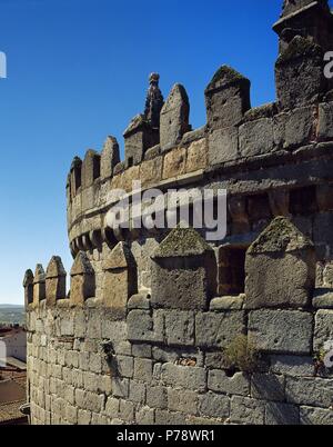 CATEDRAL DEL SALVADOR. Construida entre los siglos XII y XIV. Detalle de la parte superior de la TORRE DEL CIMORRO, ábside del templo adosado un las murallas de la ciudad, obra del arquitecto Fruchel (m. h.1192). AVILA. Castille-león. España. Banque D'Images