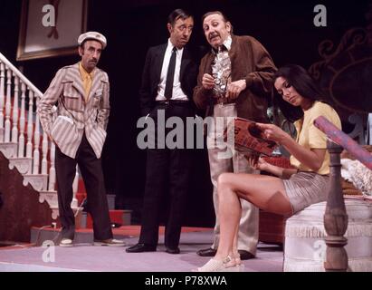 BELLIDO , JOSE MARIA ESCRITOR ESPAÑOL ' MILAGROS EN LONDRES ' , REPRESENTACION TEATRAL EN MADRID , AÑO 1972 Réalisation : LUIS BALAGUER. Banque D'Images