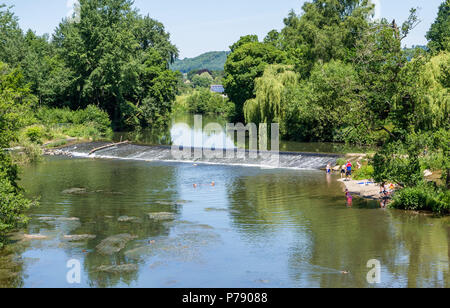 Les familles la natation et jouer dans la rivière teme. Banque D'Images