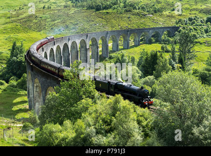 L'Express Jacobite, également connu comme le Poudlard Express franchit le viaduc de Glenfinnan, sur la route entre Fort William et Mallaig. Banque D'Images