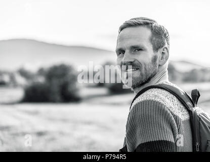 Portrait d'un homme dans une randonnée dans des tons monochromes. Banque D'Images