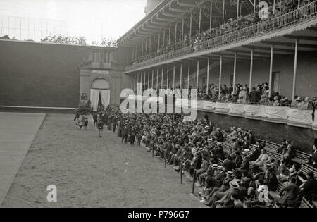 28 El Rey Alfonso XIII y la Reina Victoria Eugenia asisten al palco del frontón Jai Alai (3 de 3) - Fondo Car-Kutxa Fototeka Banque D'Images