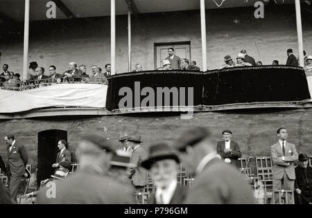 28 El Rey Alfonso XIII y la Reina Victoria Eugenia asisten al palco del frontón Jai Alai (2 de 3) - Fondo Car-Kutxa Fototeka Banque D'Images