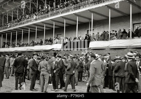 28 El Rey Alfonso XIII y la Reina Victoria Eugenia asisten al palco del frontón Jai Alai (1 de 3) - Fondo Car-Kutxa Fototeka Banque D'Images