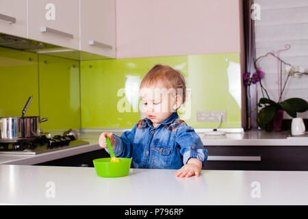 Petit garçon lui-même l'alimentation de bébé Banque D'Images