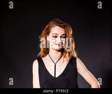 Drunk girl avec enduit et maquillage faux cils collés sur ses joues. Banque D'Images