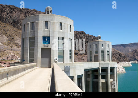 Vue de l'architecture de la tour de l'horloge sur le dessus de la structure du barrage de Hoover, une attraction touristique populaire sur la frontière de l'Arizona et du Nevada, USA, le jour ensoleillé Banque D'Images