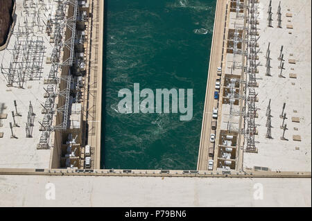 High Angle View en regardant l'Eau Verte du fleuve Colorado et l'équipement hydroélectrique du haut du Barrage Hoover, une attraction touristique populaire en Blac Banque D'Images