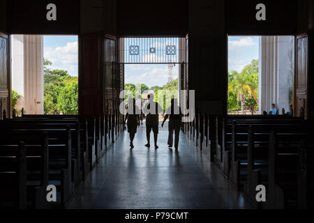 Les fidèles quittent la Catedral Basilica Nuestra Senora de los Milagros (Cathédrale Basilique Notre Dame des Miracles) Église catholique, Caacupe, Paraguay Banque D'Images