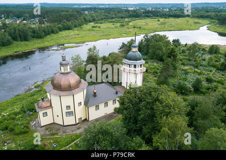 Vue d'ensemble de l'Église orthodoxe et la rivière Vazhinka de la résurrection. Dans Vazhinsky Kurpovo urbain village de district Podporozhsky Banque D'Images
