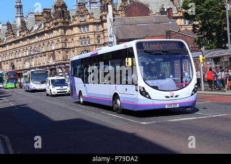 New Market Street est une ligne d'autobus dans le centre-ville de Leeds avec Kirkgate Market en toile de fond. Banque D'Images