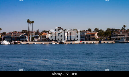 L'Île de Balboa bay skyline avant à Newport Beach en Californie sur une journée ensoleillée Banque D'Images