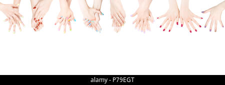 Femme les mains avec du vernis à ongles coloré situé dans la ligne. Isolated on white Banque D'Images